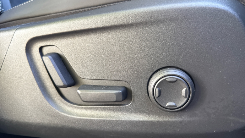 Volvo XC40 2.0 B4P Plus Dark 5dr Auto Petrol Estate